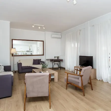 Spacious Family With Large Terrace - Center, Quiet Area * Салоники